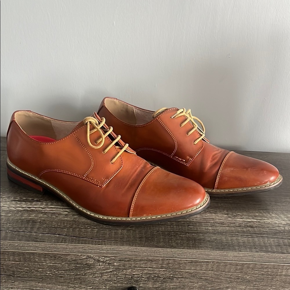 Classic Brown Leather Oxfords with Cap Toe and Lace-Up Closure